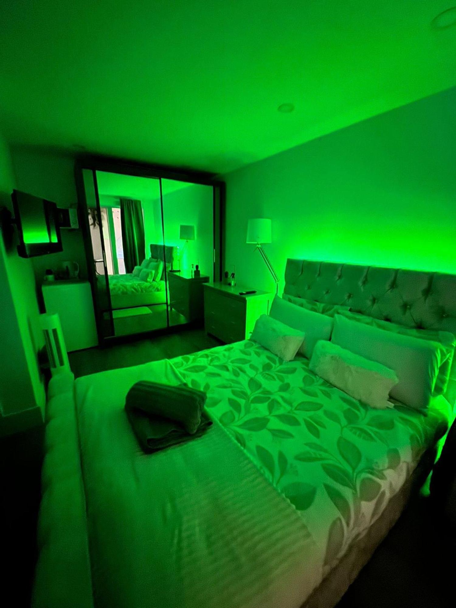 Tropical Room With Private Bathroom And Patio London Ngoại thất bức ảnh