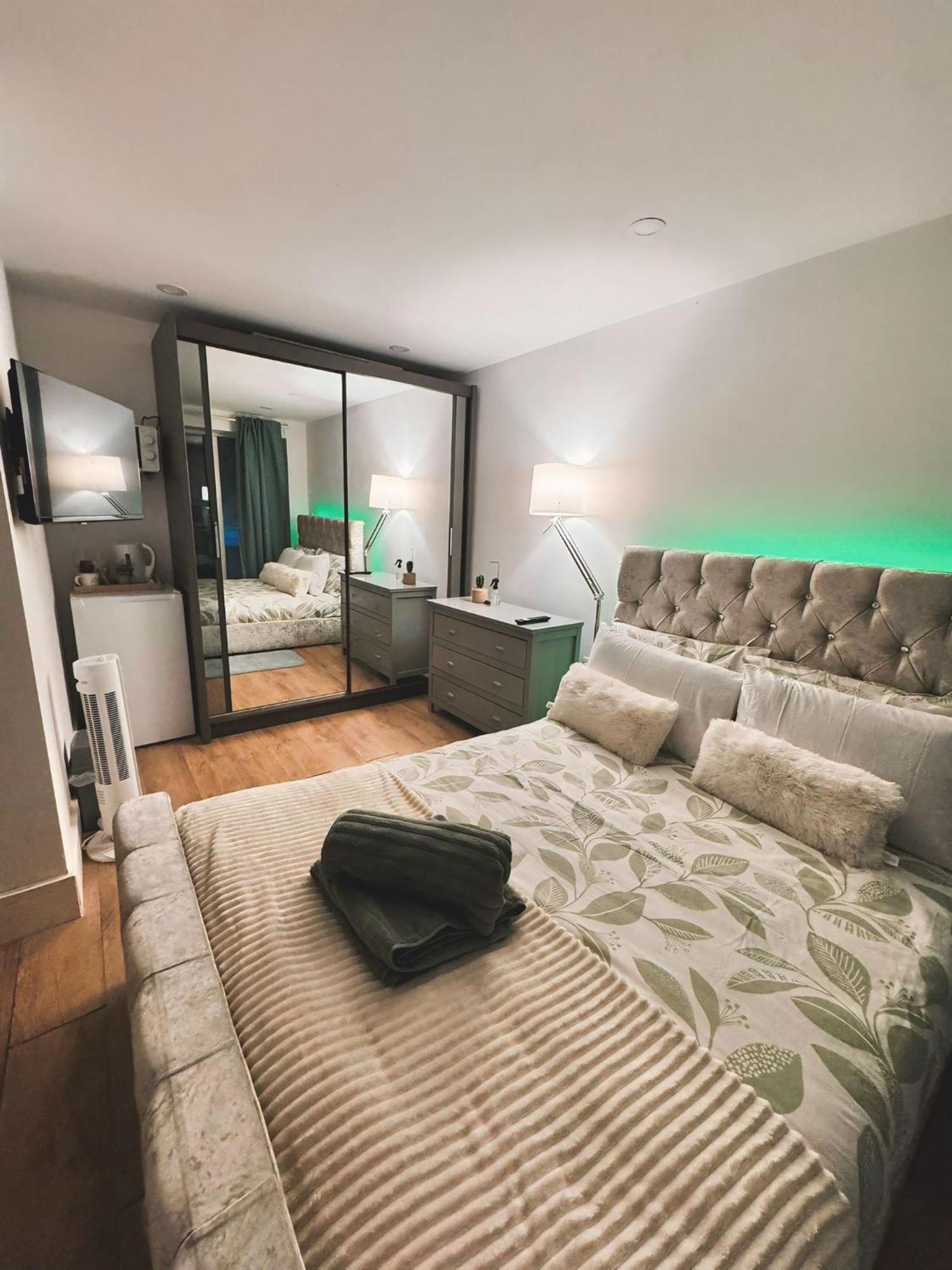 Tropical Room With Private Bathroom And Patio London Ngoại thất bức ảnh