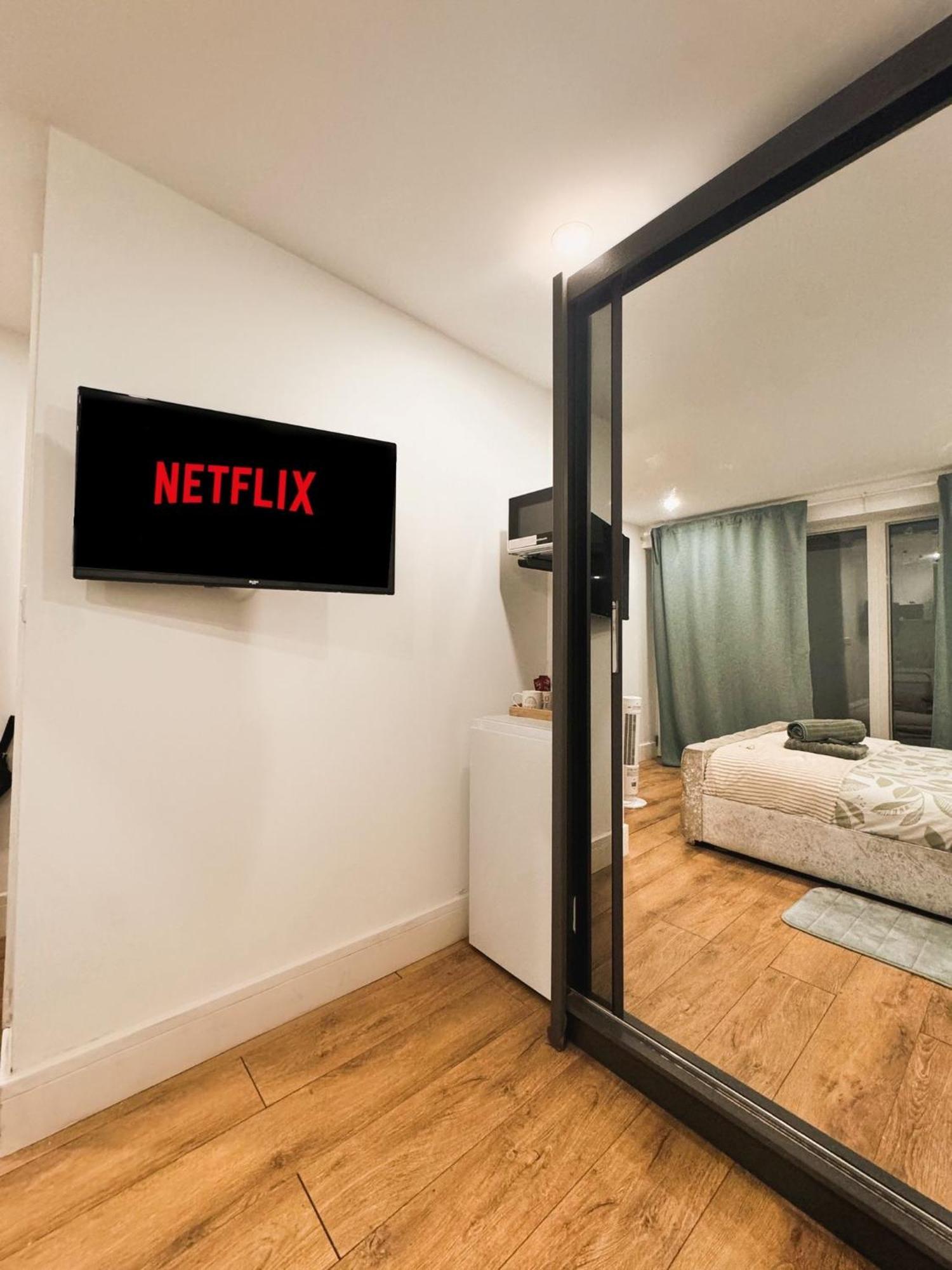 Tropical Room With Private Bathroom And Patio London Ngoại thất bức ảnh